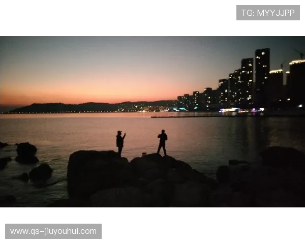 夕阳余晖下的绿茵场上,足球与梦想共舞,感受岁月的浪漫与激情 夕阳余晖下的绿茵场上,足球与梦想共舞,感受岁月的浪漫与激情