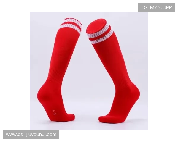 时尚红色成人男长筒足球袜透气舒适过膝设计适合运动和日常穿搭
