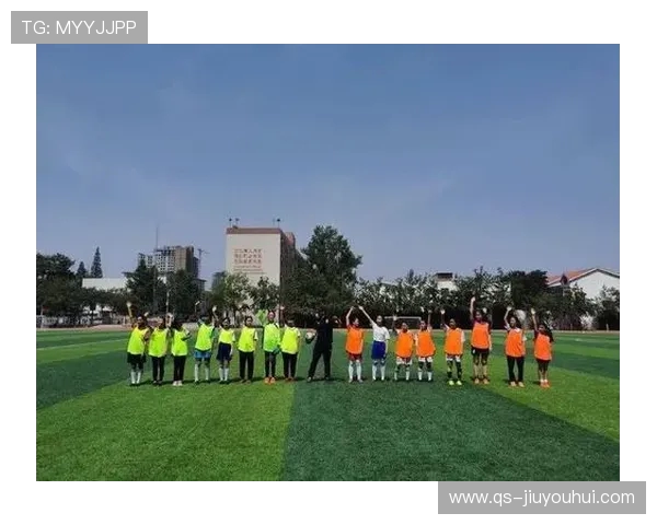 黑蓝色训练服点燃绿茵激情的全方位系统化足球训练进阶指南全解版